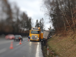 U Prahy se do příkopu převrátil kamion s prasaty. Dvacet zvířat uhynulo