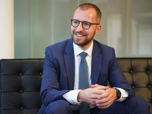 Městských částí je moc, prospěla by redukce, říká nový starosta Prahy 6 Jakub Stárek