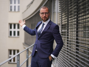 Městských částí je moc, prospěla by redukce, říká nový starosta Prahy 6 Jakub Stárek