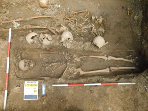 Archeologové v Praze odkrývají pohřebiště. Vyzvedli už přes tisíc těl