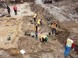 Archeologové v Praze odkrývají pohřebiště. Vyzvedli už přes tisíc těl