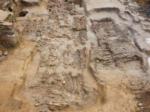 Archeologové v Praze odkrývají pohřebiště. Vyzvedli už přes tisíc těl