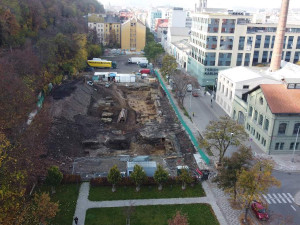 Archeologové v Praze odkrývají pohřebiště. Vyzvedli už přes tisíc těl