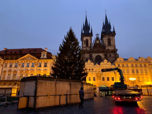 VIDEO: Na Staroměstském náměstí v Praze už stojí vánoční strom