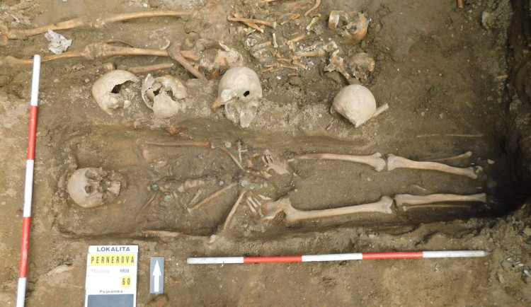 Kosti očišťují, dokumentují a vyzvedávají.