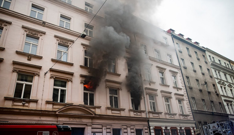 VIDEO: V centru Prahy vyhořel byt, hasiči zachránili třináct lidí