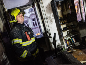 VIDEO: V centru Prahy vyhořel byt, hasiči zachránili třináct lidí
