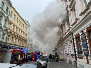 VIDEO: V centru Prahy vyhořel byt, hasiči zachránili třináct lidí