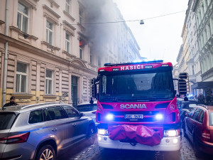 VIDEO: V centru Prahy vyhořel byt, hasiči zachránili třináct lidí