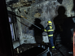 VIDEO: V centru Prahy vyhořel byt, hasiči zachránili třináct lidí