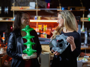 Jitka Hvězdová tvoří z odpadu vánoční ozdoby i šperky. Díky 3D tisku