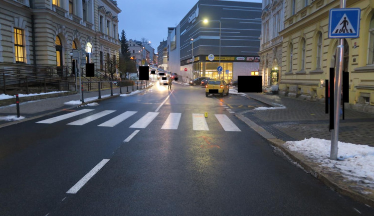 Řidička v Jablonci srazila na přechodu dvě dívky. Se zraněními musely do nemocnice