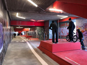 VIDEO: V podchodu pod Hlávkovým mostem vznikl nový skate park
