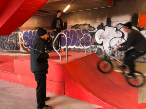 V podchodu pod Hlávkovým mostem vznikl nový skate park