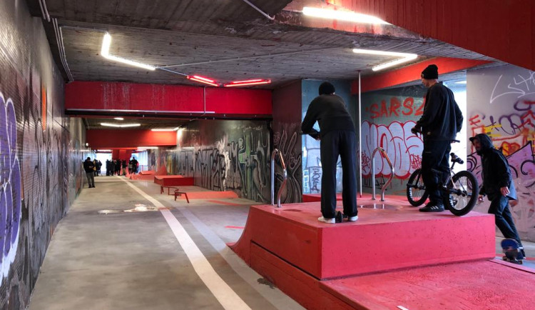 Podchod využijí jezdci na skateboardech, koloběžkách i bmx kolech.