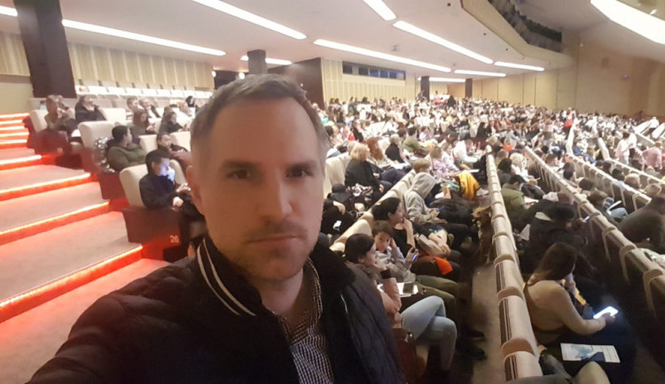 Primátor Zdeněk Hřib (Piráti) v centru pro uprchlíky v Kongresovém centru.