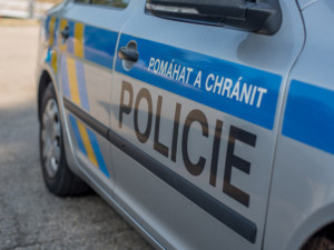 Řidič v Praze srazil na přechodu seniorku a z místa ujel