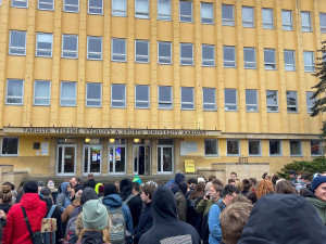 Muž hrozil bombou na fakultě Univerzity Karlovy. Budovu evakuovali, podezřelý je v nemocnici
