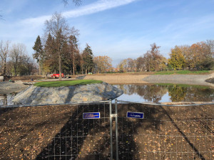 Rybník na Letné už se plní vodou z Vltavy. Hrad jednodušší napájení nepovolil, zlobí se primátor