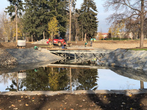 Rybník na Letné už se plní vodou z Vltavy. Hrad jednodušší napájení nepovolil, zlobí se primátor