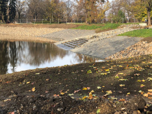 Rybník na Letné už se plní vodou z Vltavy. Hrad jednodušší napájení nepovolil, zlobí se primátor
