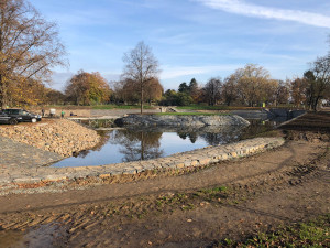 Rybník na Letné už se plní vodou z Vltavy. Hrad jednodušší napájení nepovolil, zlobí se primátor