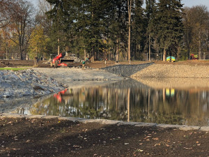 Rybník na Letné už se plní vodou z Vltavy. Hrad jednodušší napájení nepovolil, zlobí se primátor