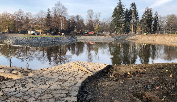 U rybníka ještě probíhají dokončovací práce.