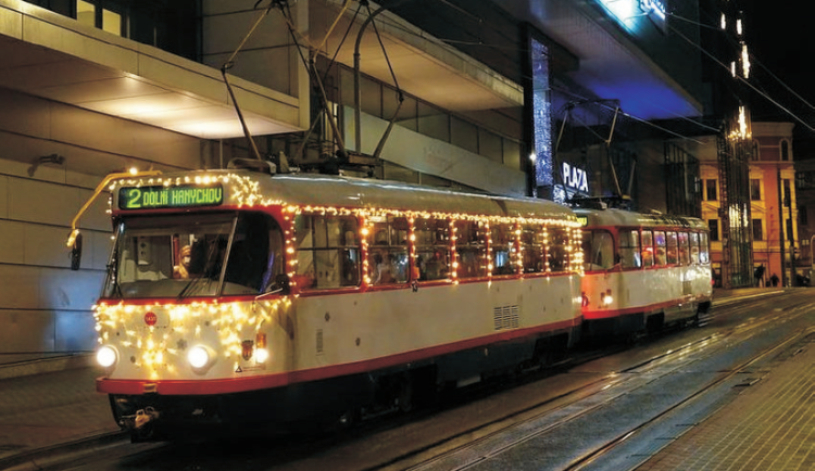 Během první adventní neděle vyjede do ulic Liberce svítící tramvaj. Rozezní se vánočními koledami