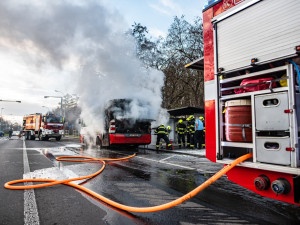 VIDEO: V Praze hořel autobus. Škoda je půl milionu