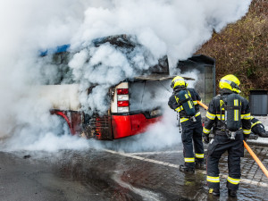 VIDEO: V Praze hořel autobus. Škoda je půl milionu