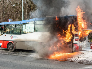 VIDEO: V Praze hořel autobus. Škoda je půl milionu