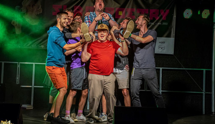 Stovky diváků na poezii? Žádný problém. Kdo bude mistrem ČR 2022 ve slam poetry?