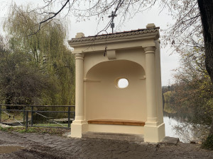 Kaplička u Hamerského rybníka se dočkala opravy
