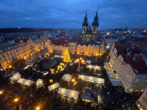 VIDEO: Vánoční trhy lákají davy. Strom na Staroměstském náměstí už svítí