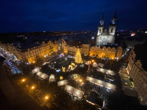 VIDEO: Vánoční trhy lákají davy. Strom na Staroměstském náměstí už svítí