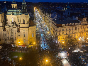 VIDEO: Vánoční trhy lákají davy. Strom na Staroměstském náměstí už svítí