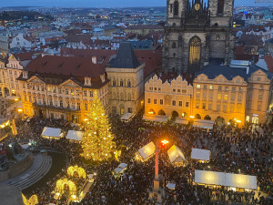 VIDEO: Vánoční trhy lákají davy. Strom na Staroměstském náměstí už svítí