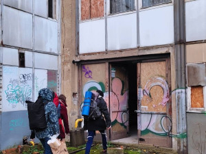 Squatteři obsadili dům v Praze. Chtějí zůstat co nejdéle