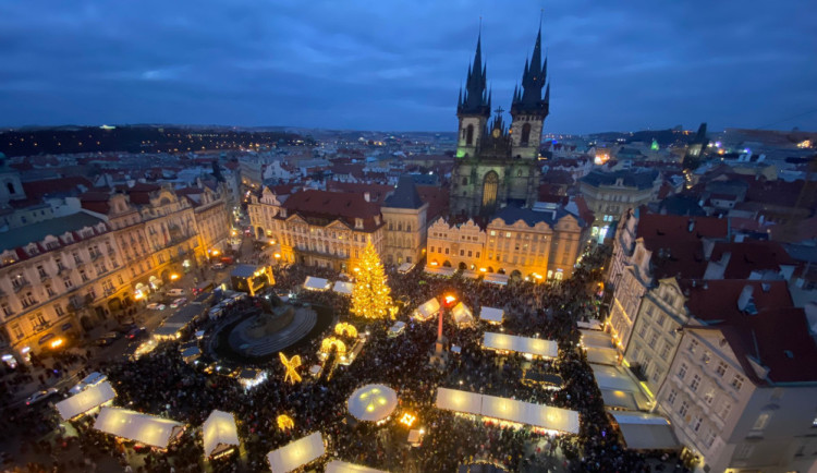VIDEO: Vánoční trhy lákají davy. Strom na Staroměstském náměstí už svítí