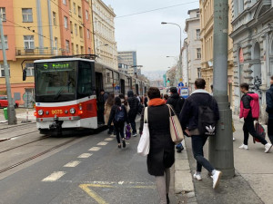 VIDEO: Provoz na páteřní tramvajové lince Žižkovem komplikují opravy vodovodu