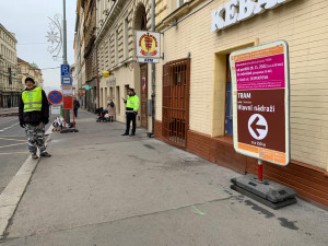 VIDEO: Provoz na páteřní tramvajové lince Žižkovem komplikují opravy vodovodu