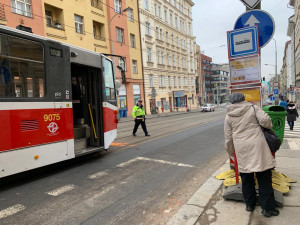 VIDEO: Provoz na páteřní tramvajové lince Žižkovem komplikují opravy vodovodu