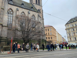VIDEO: Provoz na páteřní tramvajové lince Žižkovem komplikují opravy vodovodu