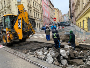 VIDEO: Provoz na páteřní tramvajové lince Žižkovem komplikují opravy vodovodu