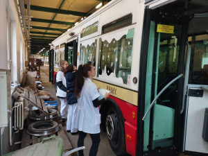 Dopravní podnik vyslal do ulic Prahy deset vánočních vozů