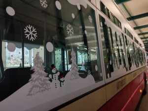 Dopravní podnik vyslal do ulic Prahy deset vánočních vozů