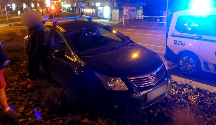 Opilý řidič prorazil pneumatiku. Pak úhledně zaparkoval mezi květinami