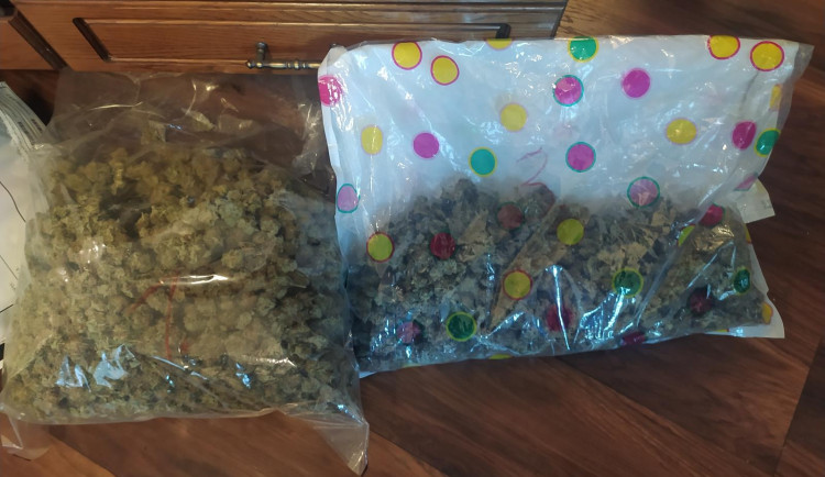 U dealerů doma policisté našli přes kilo marihuany.