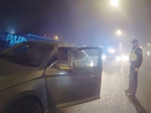 VIDEO: Opilý řidič chtěl být nenápadný, tak v noci nerozsvítil světla. Jeho plán nevyšel